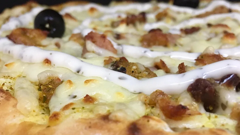Gros plan sur une pizza kebab